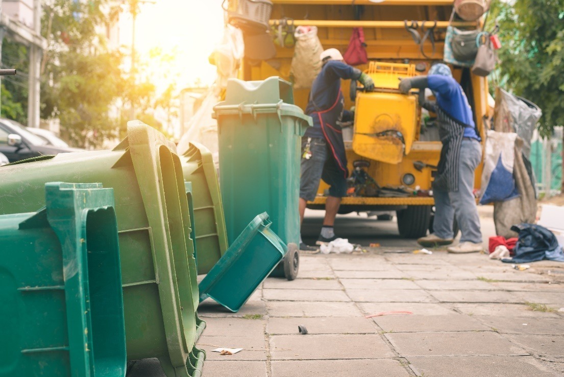 worker are loading waste into the garbage truck